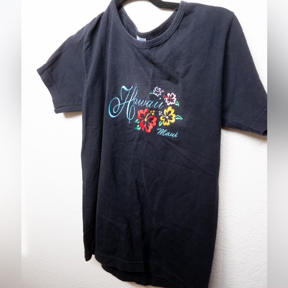 Vintage embroidered floral Hawaii Maui tee shirt